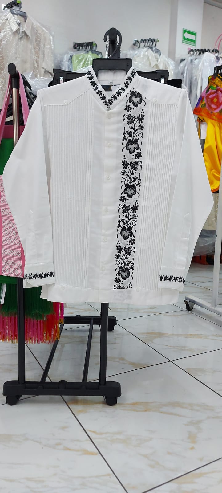 Guayabera Blanca Máquina Bordado Flores Negras