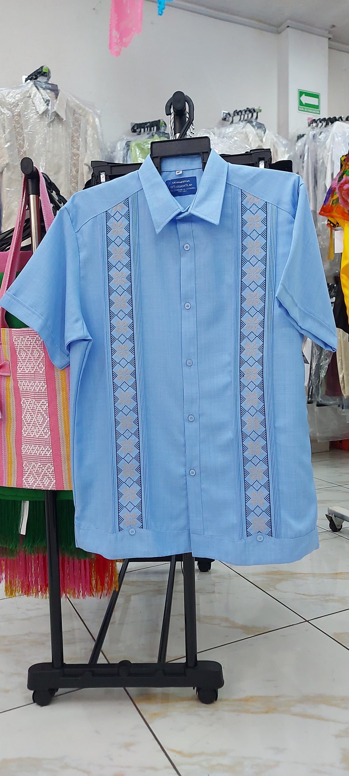 Guayabera Azul Claro Máquina Flores Manga Corta