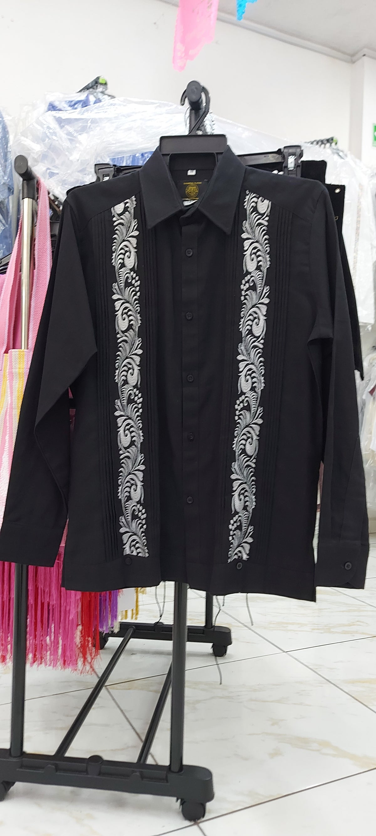 Guayabera Negra bordado plateado
