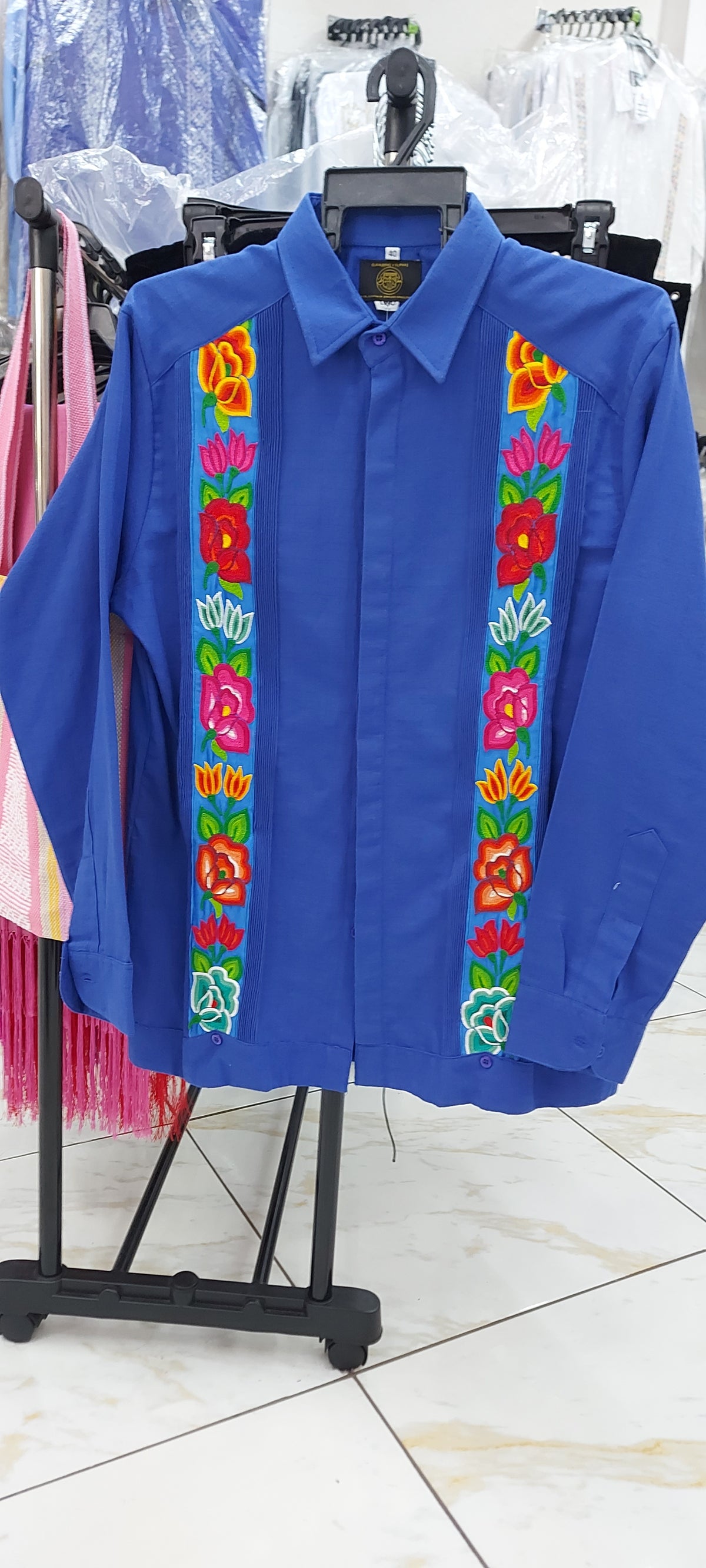 Guayabera Azul Rey bordada a mano